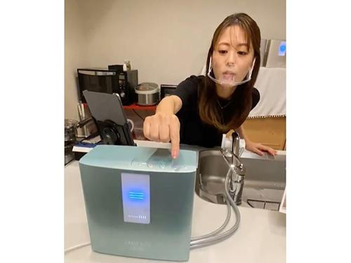 整水器の機能を聞かれ実践する場面も